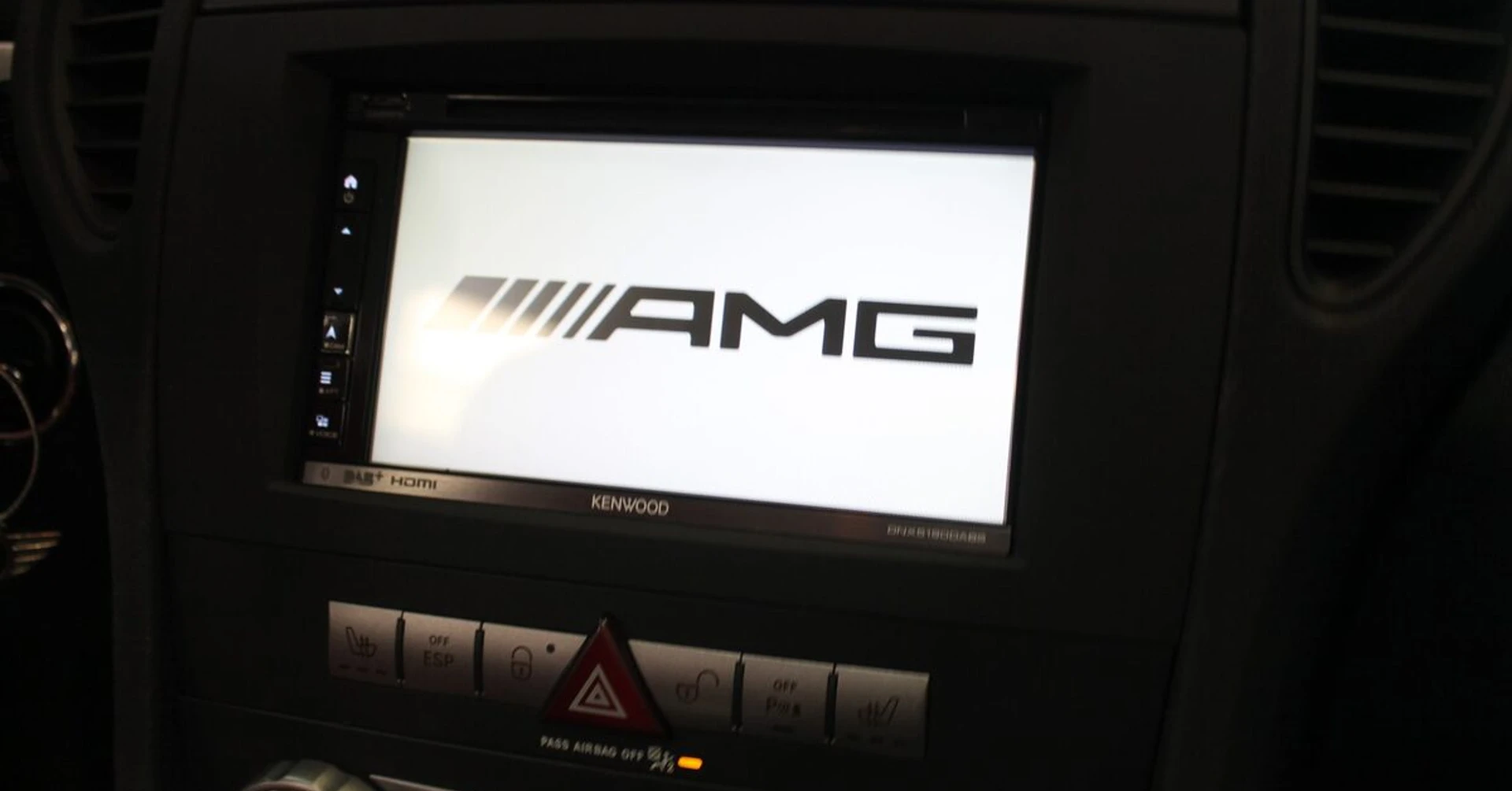 Autoradio Kenwood CarPlay sur Mercedes SLK AMG