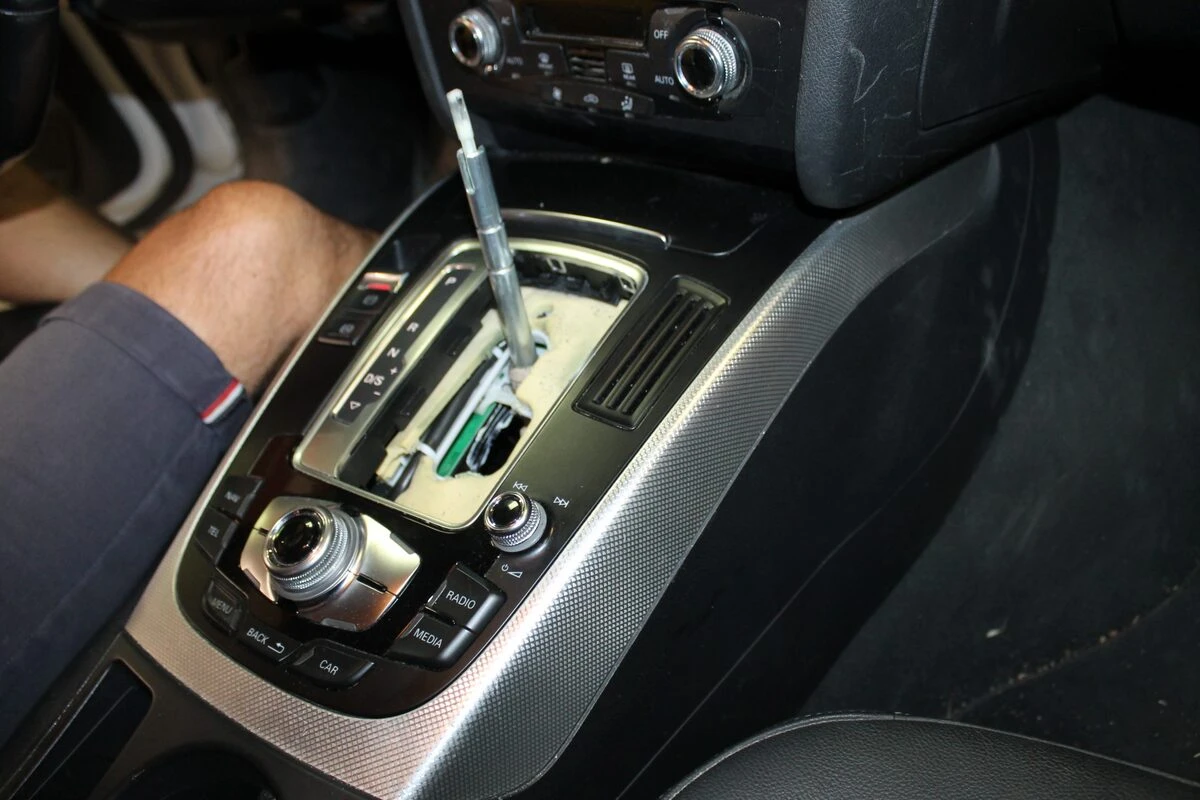 Audi A5 : remise en état de la platine MMI de la console
