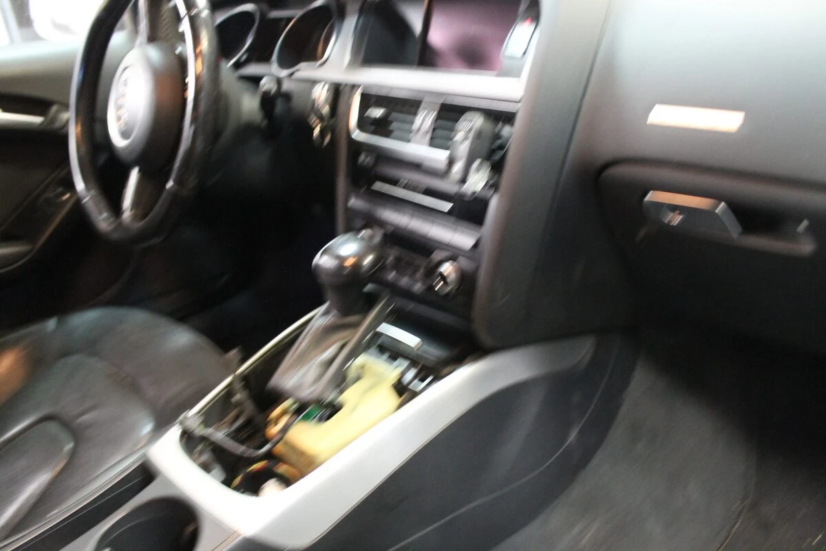 Audi A5 : remise en état de la platine MMI de la console