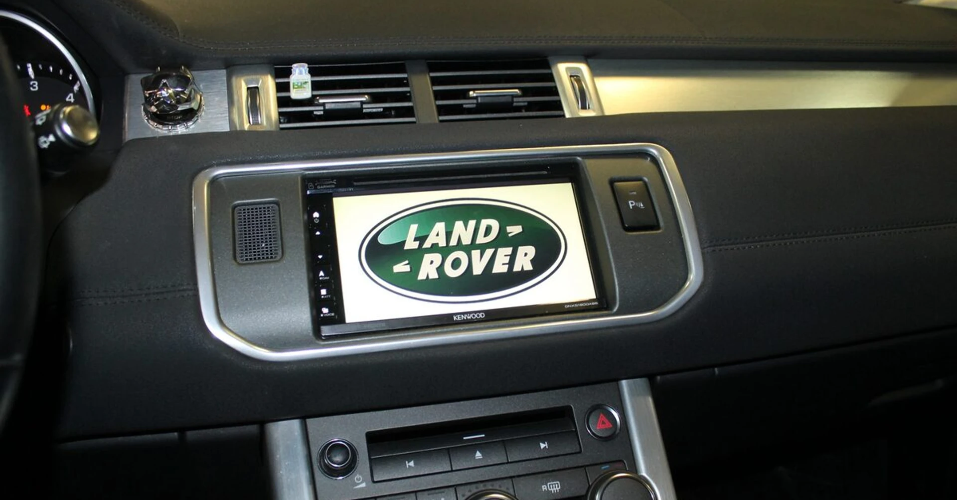 Kenwood DNX5190DABS et caméra sur Range Rover Evoque