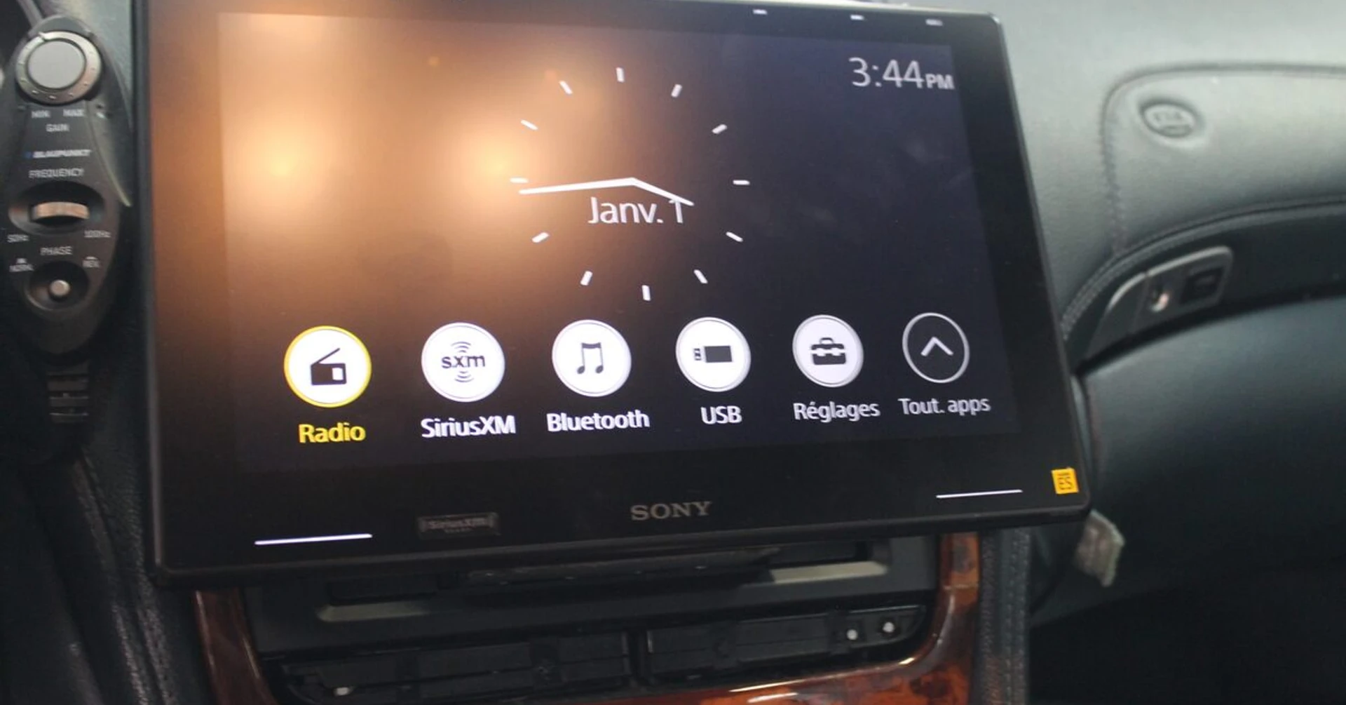 Autoradio Sony grand écran sur Mercedes SL avec Bose
