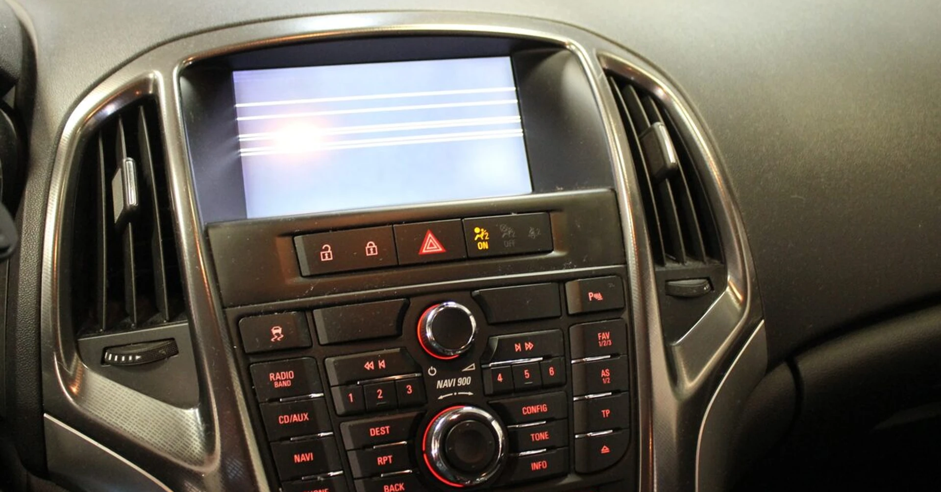 Réparation de l'écran sur Opel Astra 2016