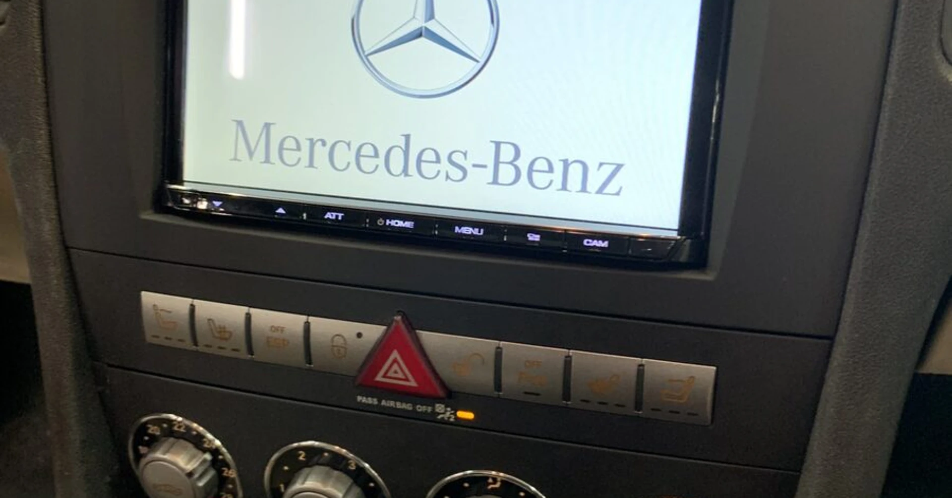 Mercedes SLK : autoradio Kenwood DMX8020DAB et CarPlay