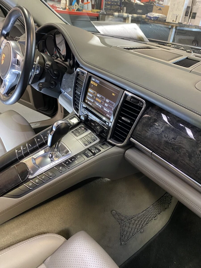 Porsche Panamera : CarPlay Kenwood avec Bose et caméra d'origine conservés