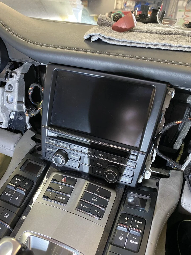 Porsche Panamera : CarPlay Kenwood avec Bose et caméra d'origine conservés