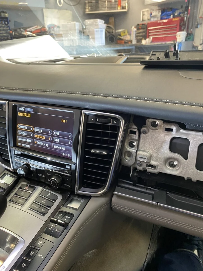 Porsche Panamera : CarPlay Kenwood avec Bose et caméra d'origine conservés
