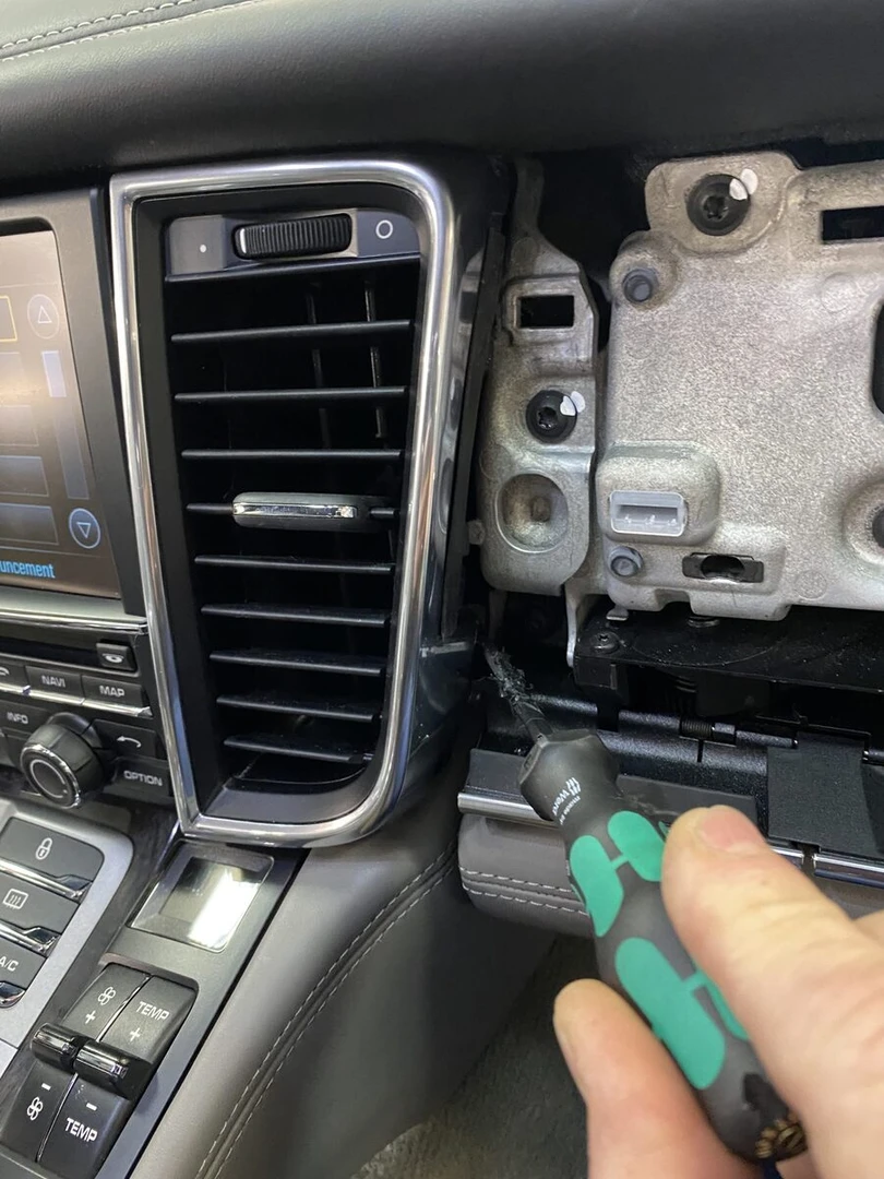 Porsche Panamera : CarPlay Kenwood avec Bose et caméra d'origine conservés