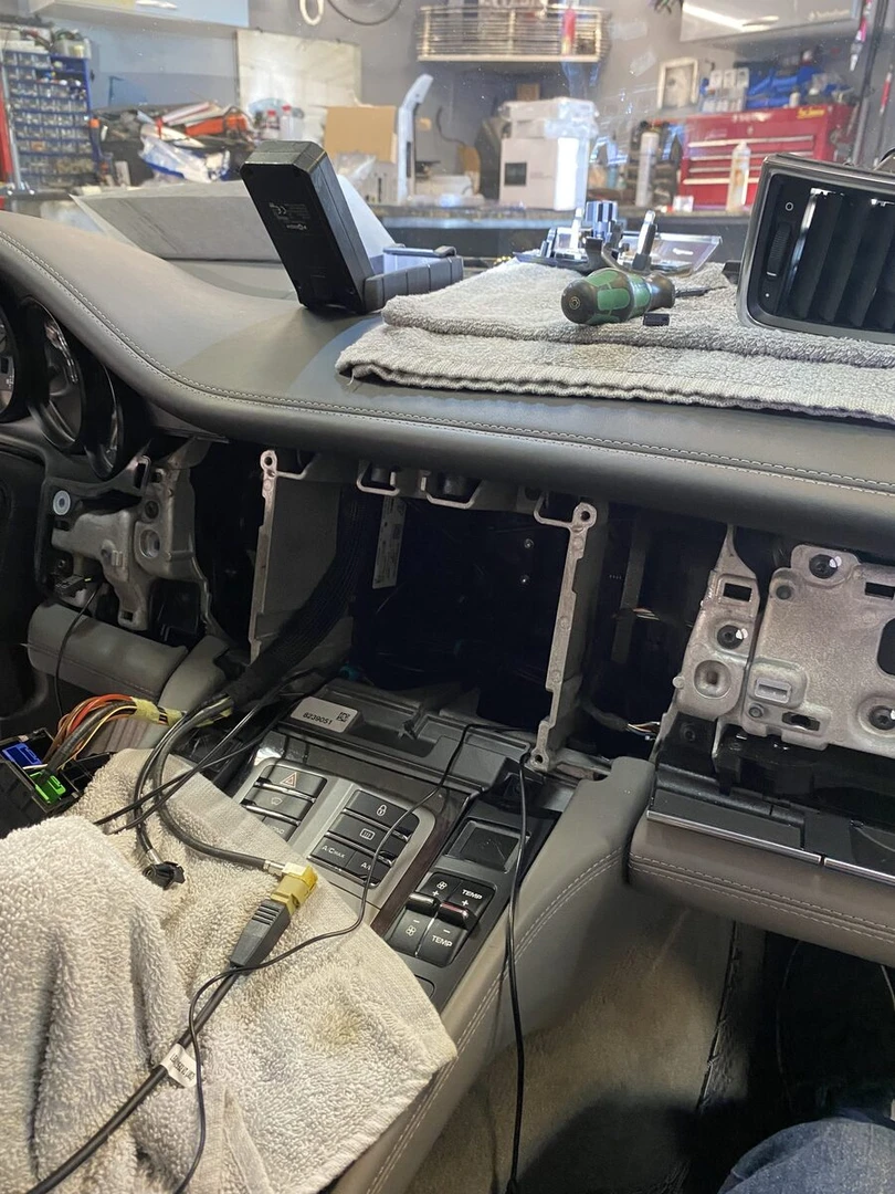 Porsche Panamera : CarPlay Kenwood avec Bose et caméra d'origine conservés
