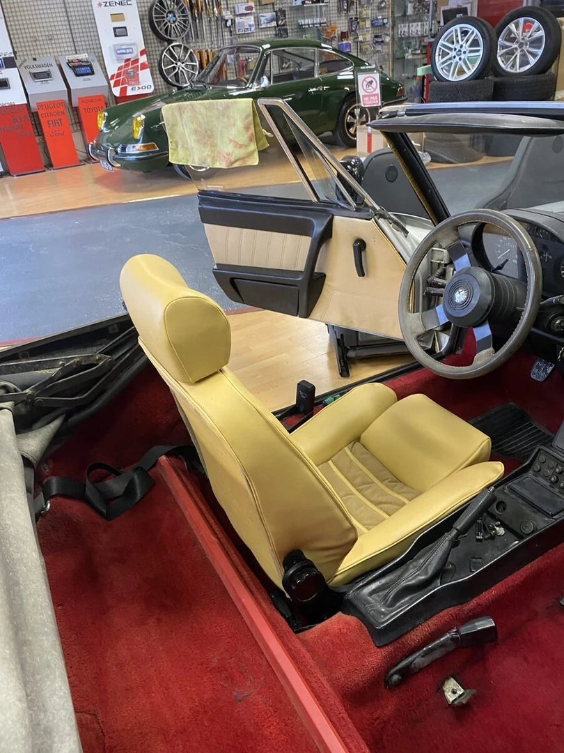 Alfa Romeo Spider : sièges et panneaux de portes rénovés