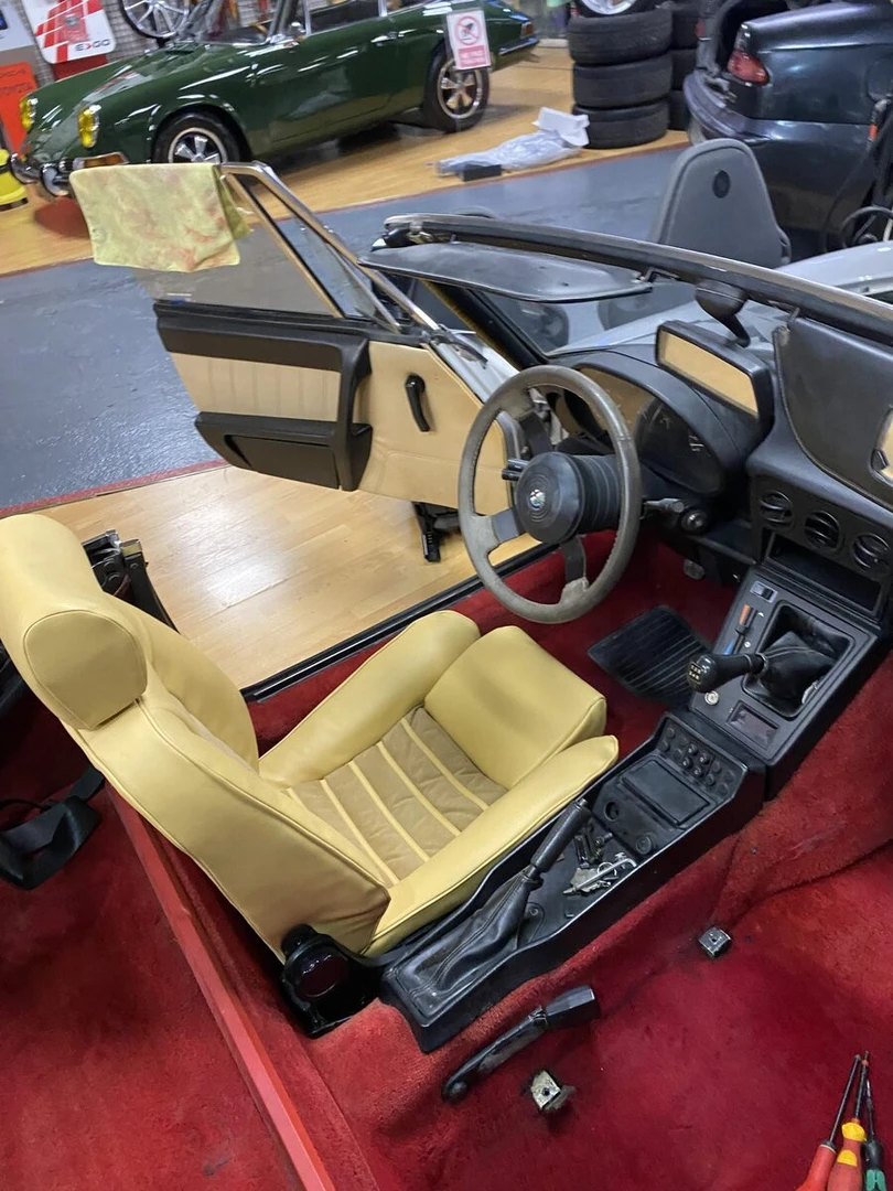 Alfa Romeo Spider : sièges et panneaux de portes rénovés