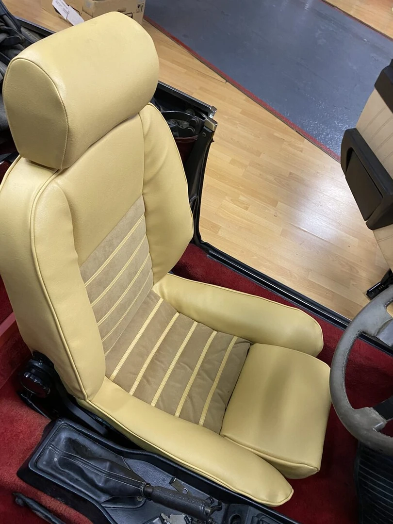 Alfa Romeo Spider : sièges et panneaux de portes rénovés