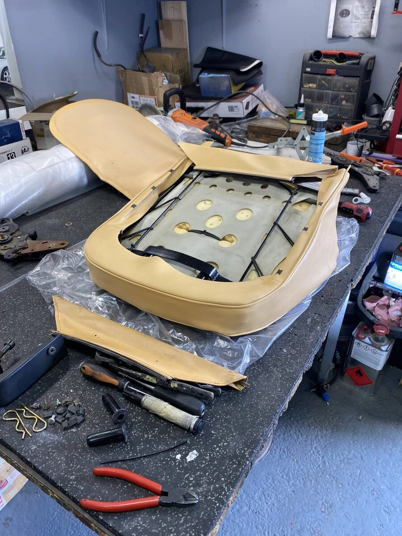 Alfa Romeo Spider : sièges et panneaux de portes rénovés