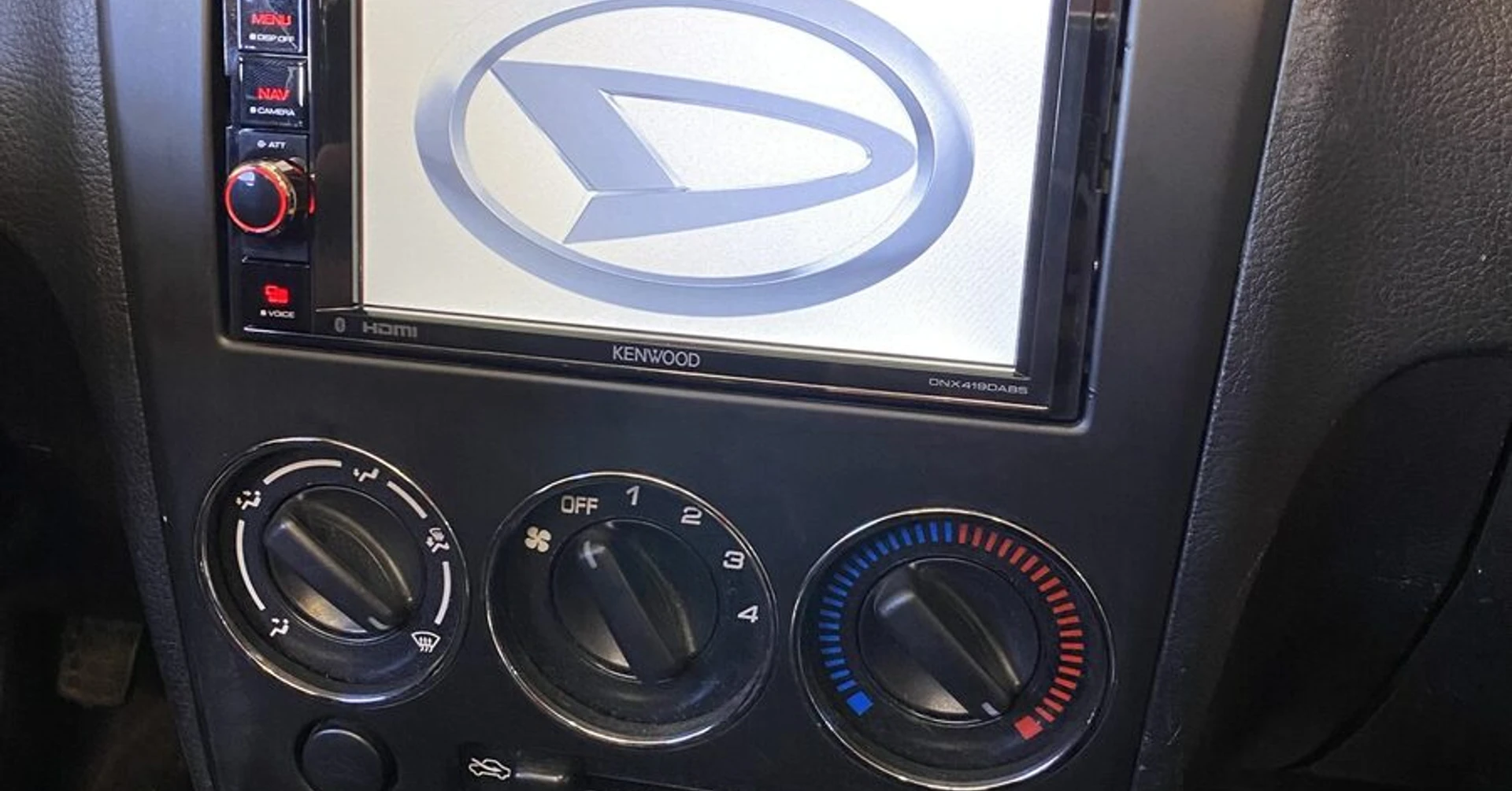Daihatsu Copen : Kenwood DNX419DABS et haut-parleurs BLAM