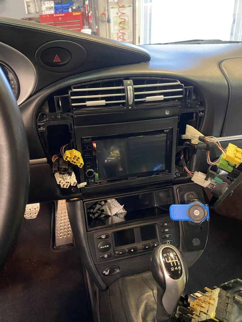 Porsche 996 : Kenwood DNX419DABS, CarPlay et caméra de recul